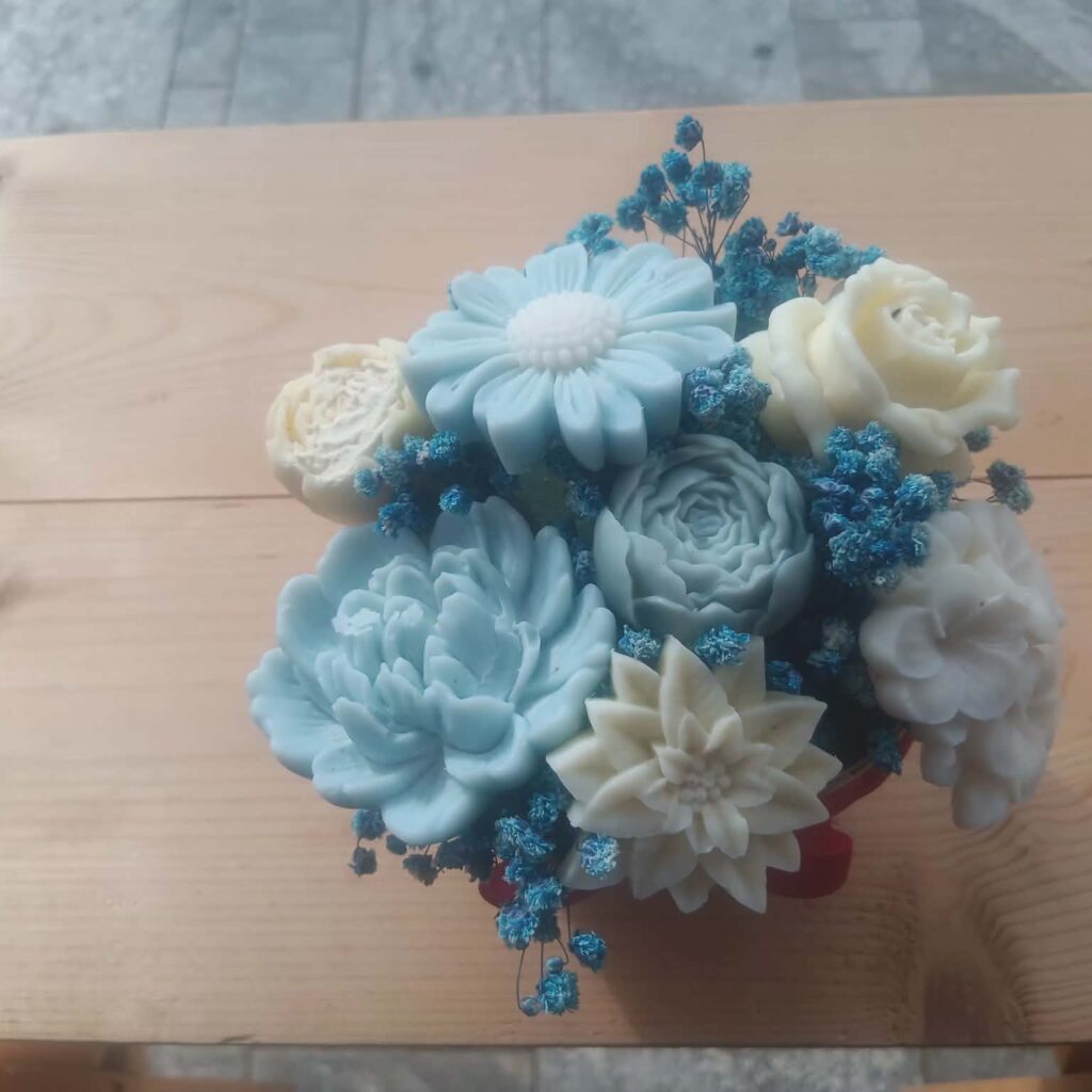 Bouquet floreale - Cera di soia naturale nei toni azzurro polvere e avorio