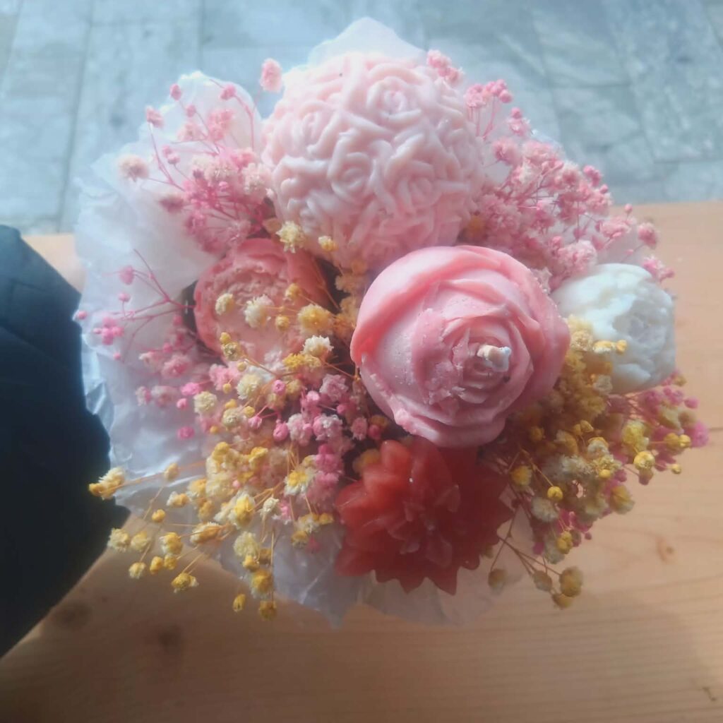 Bouquet floreale profumato in cera di soia naturale nei toni rosa
